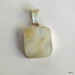 97. Wisior z masą perłową