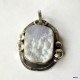 384. Srebrny wisiorek z chalcedonem