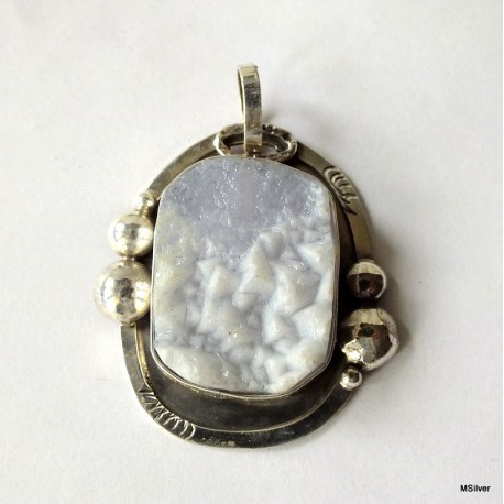 384. Srebrny wisiorek z chalcedonem