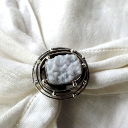 198. Srebrny pierścionek z chalcedonem,,Galaktyka"