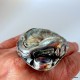 281. Srebrny pierścionek z chalcedonem i czarną perłą